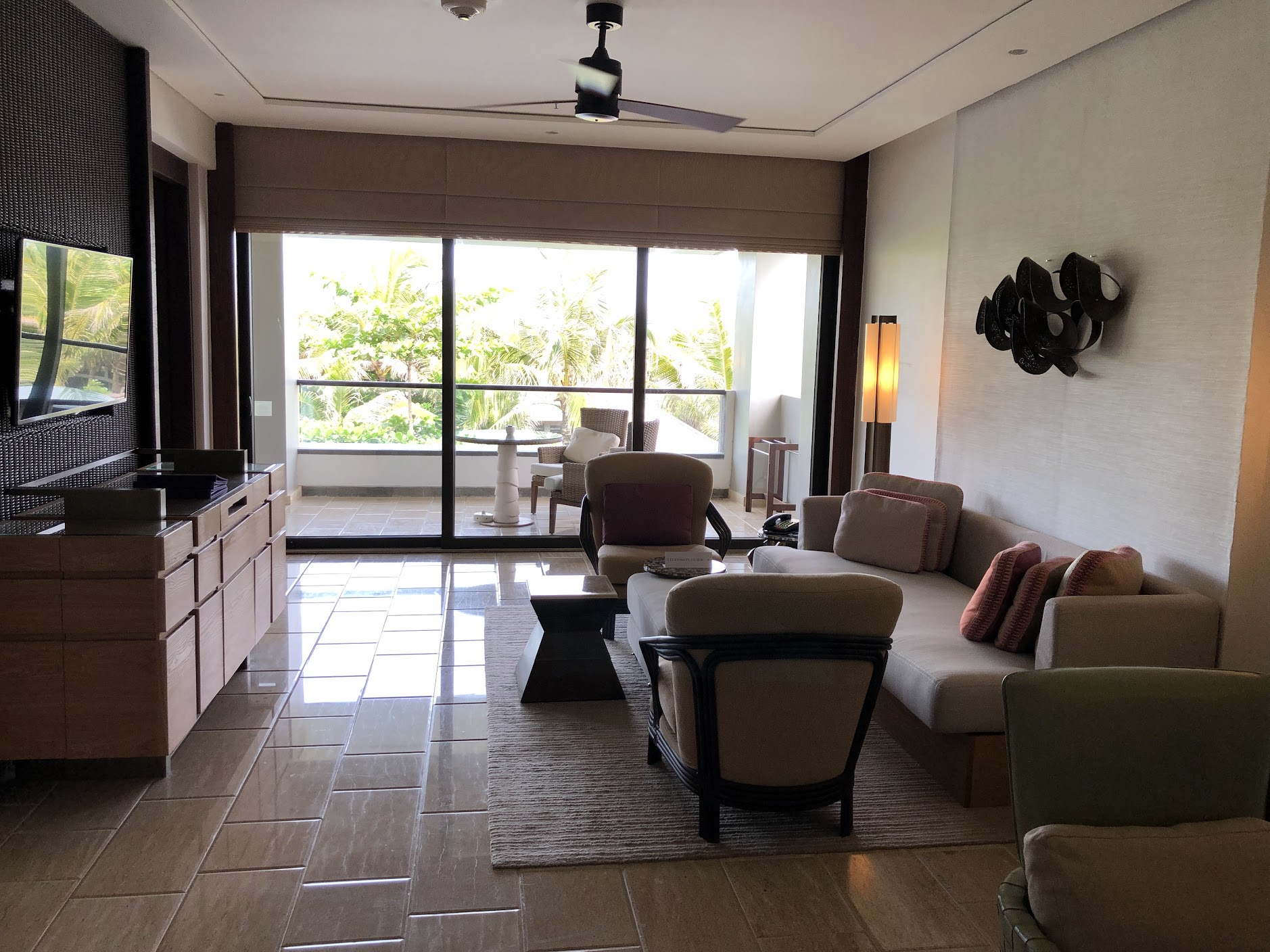 Spacious living room with balcony